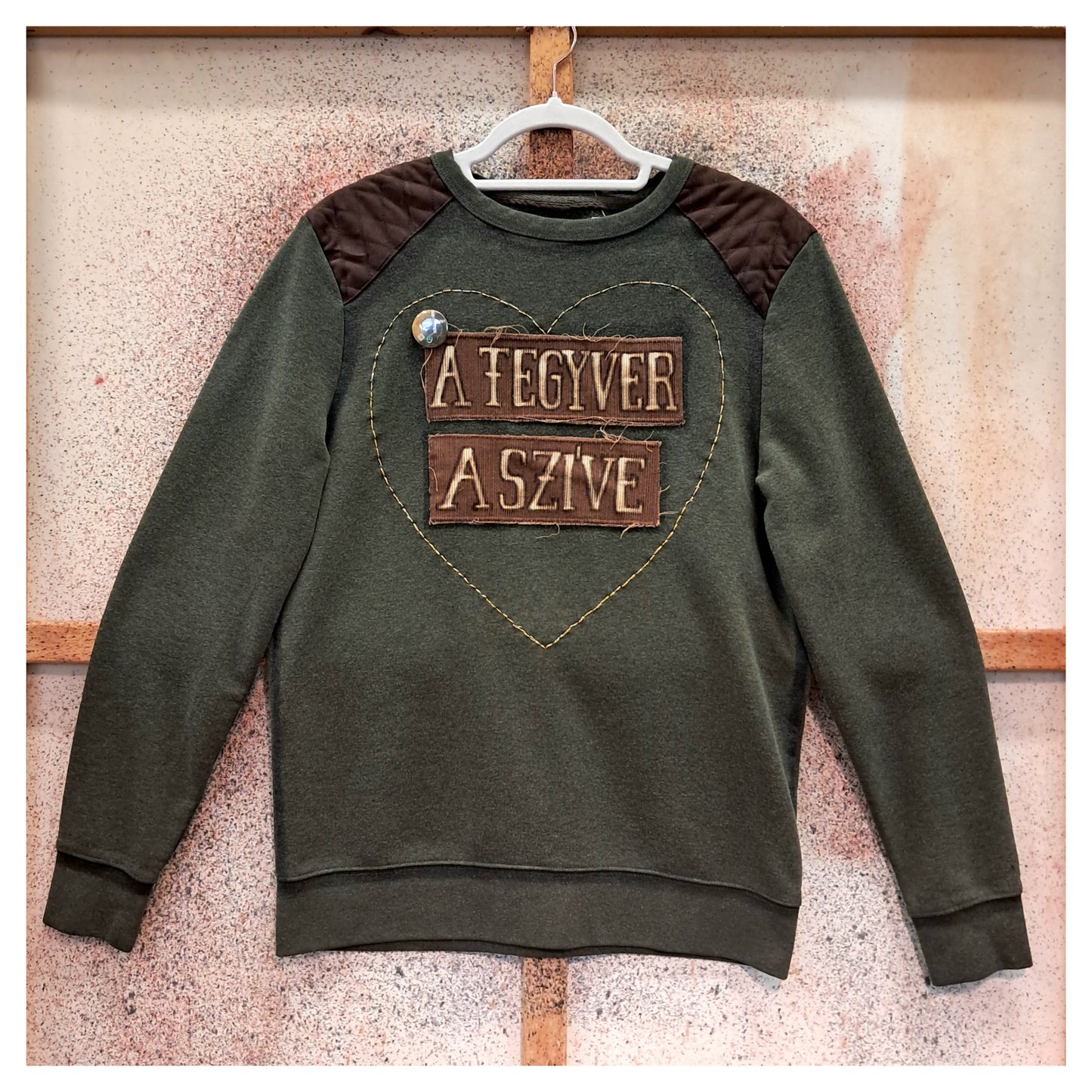 'fegyver a szíve' sweater