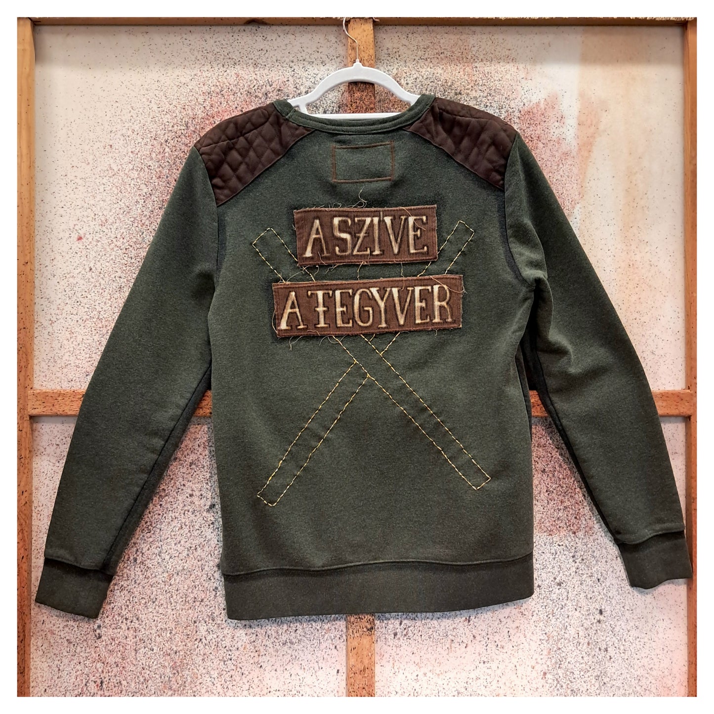 'fegyver a szíve' sweater