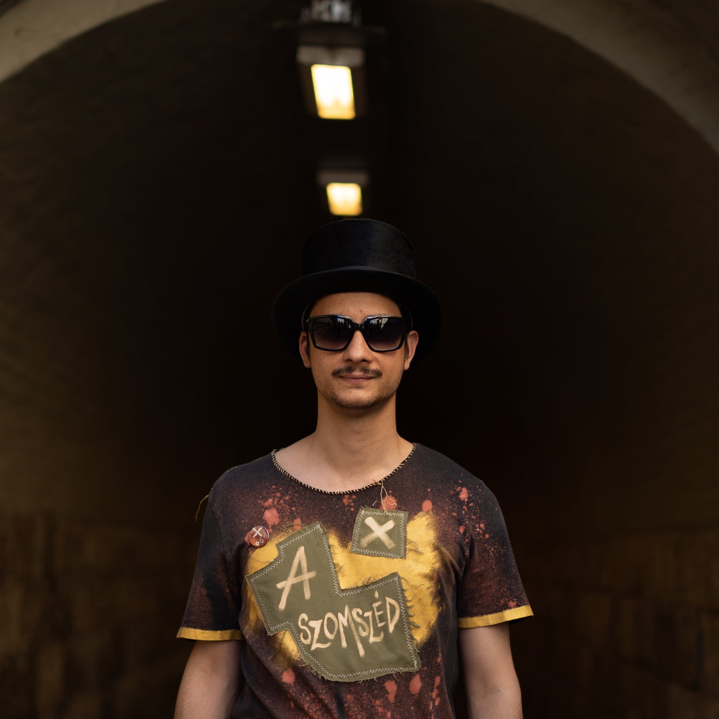 'a szomszéd' BLACK T-SHIRT