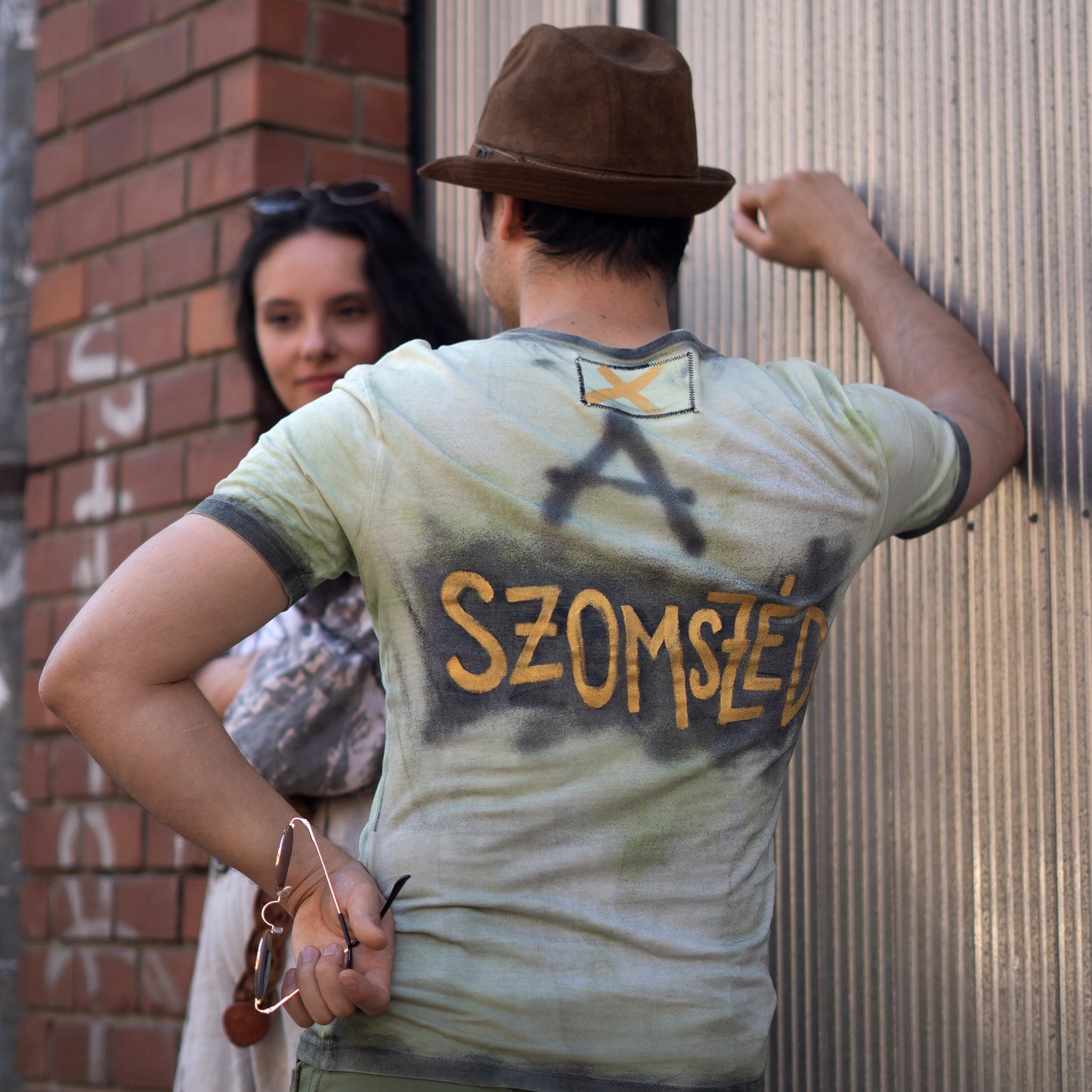 'a szomszéd' T-SHIRT