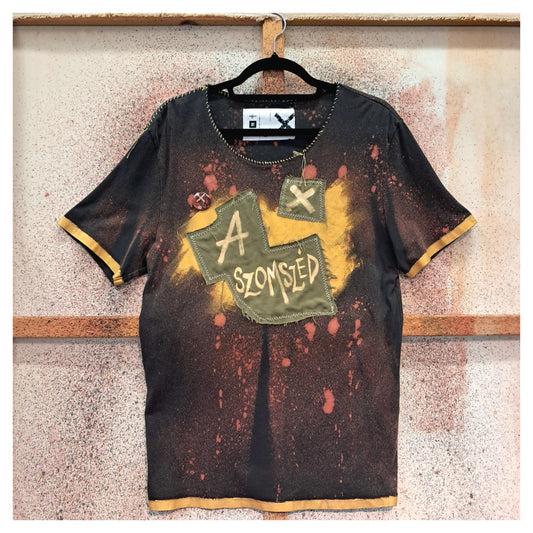 'a szomszéd' BLACK T-SHIRT