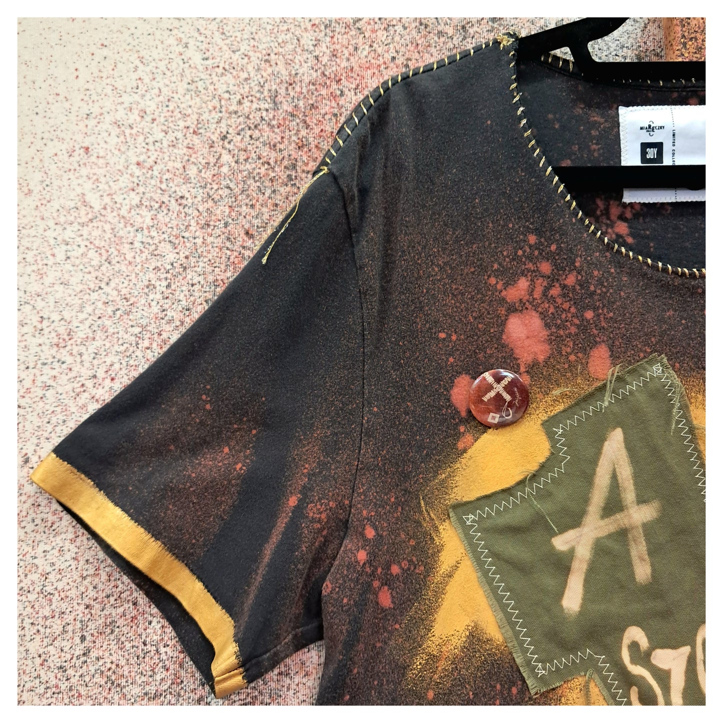 'a szomszéd' BLACK T-SHIRT