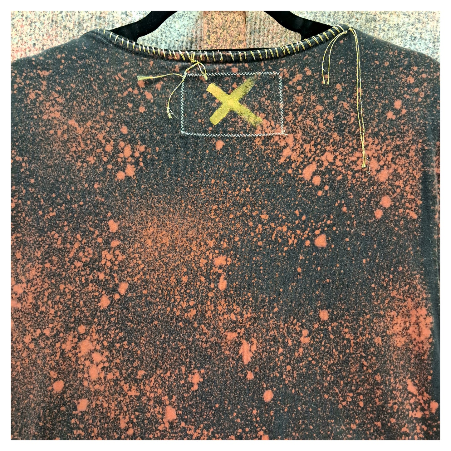 'a szomszéd' BLACK T-SHIRT