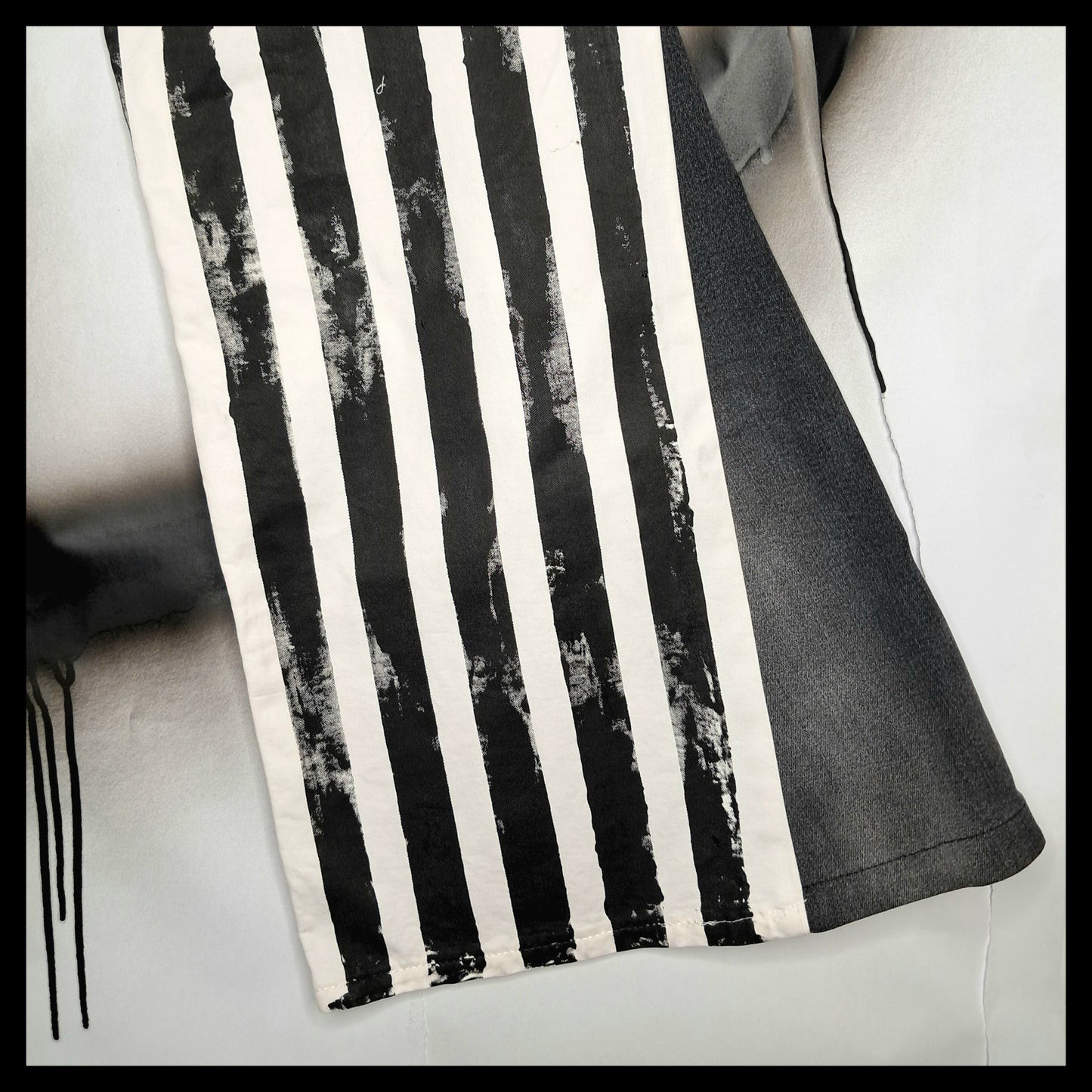 WHITE STRIPES JEANS